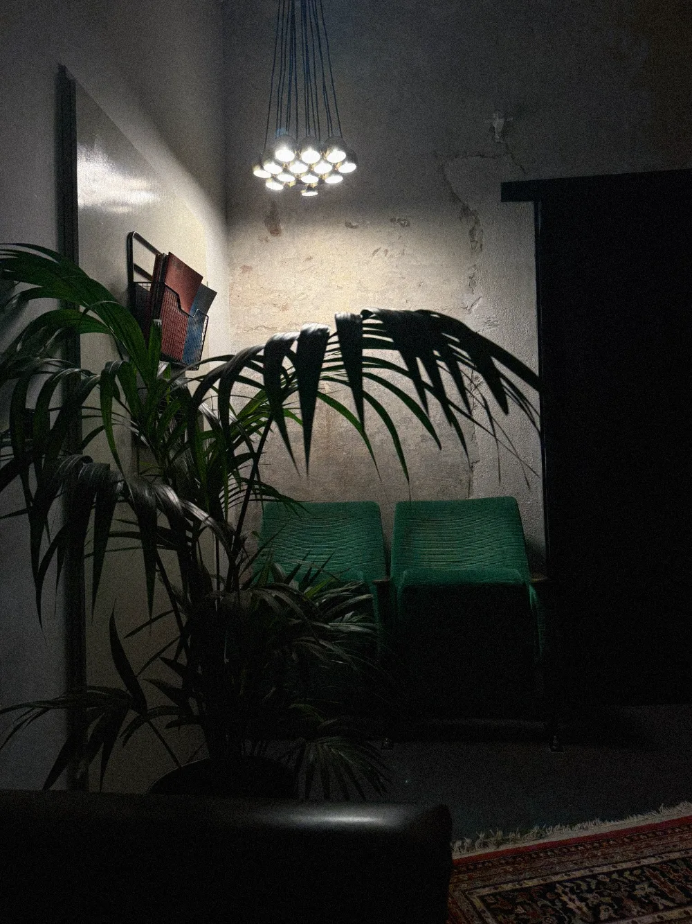 Grüne Kinosessel unter der Lampe im WerDerRaum