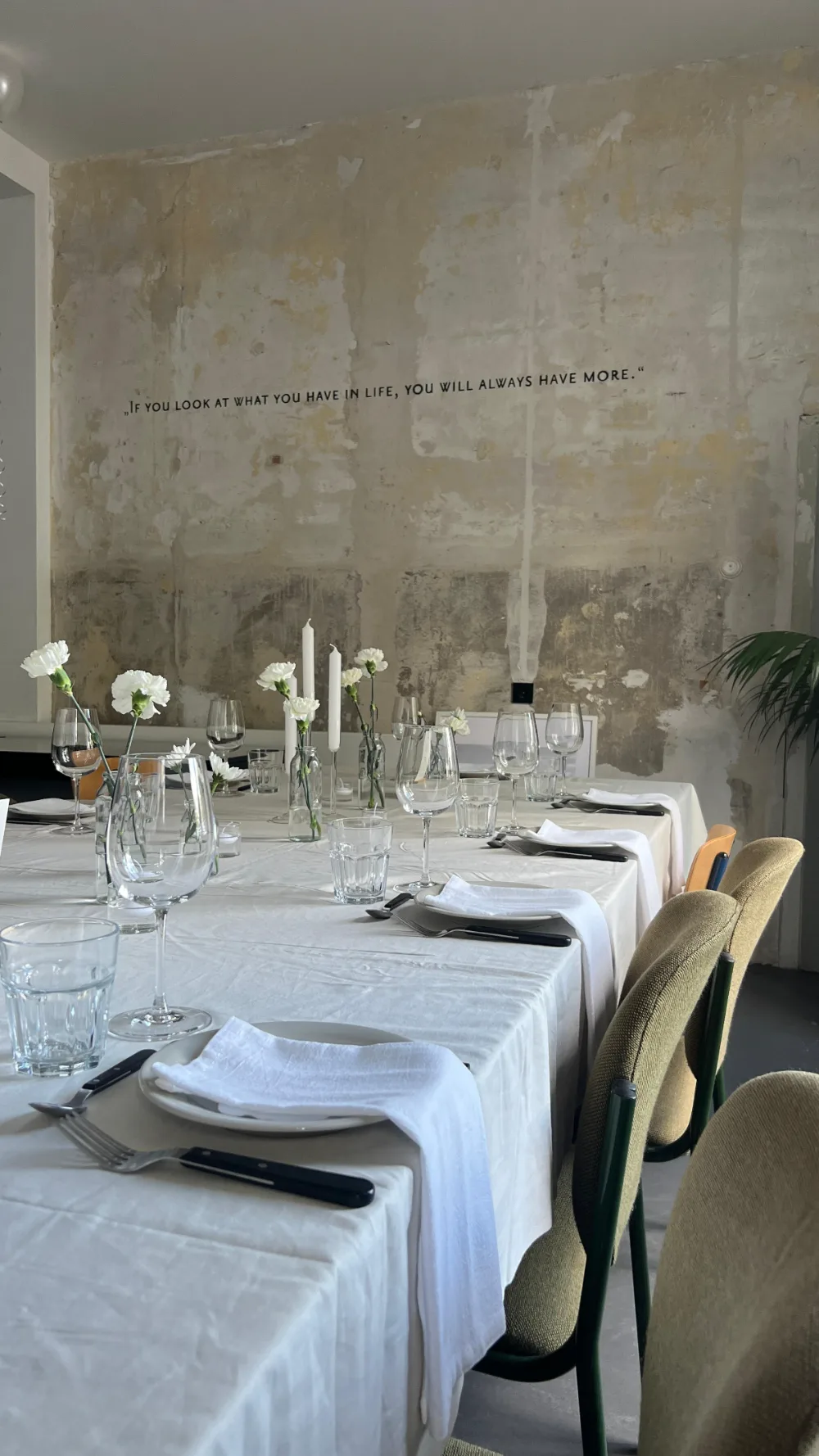 Gedeckte lange Tafel im WerDerRaum vor der freigelegten Wand