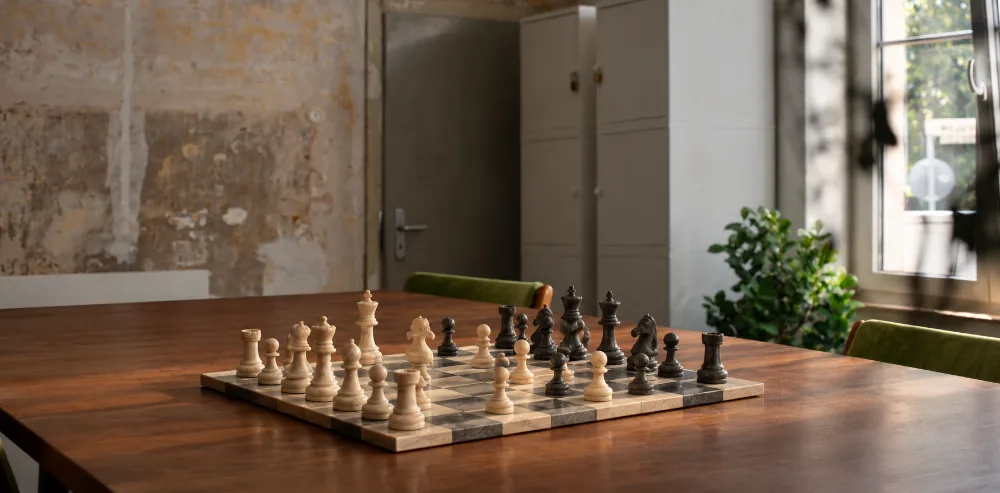 Die lange Tafel vor der freigelegten Wand — hier stehen bald die Bretter