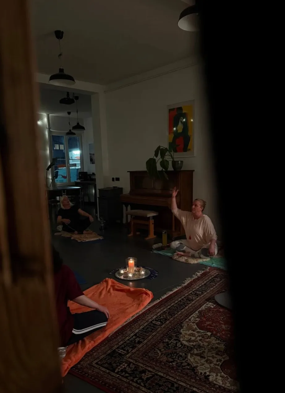 Kundalini Yoga im WerDerRaum — Abendstimmung mit Kerzenlicht