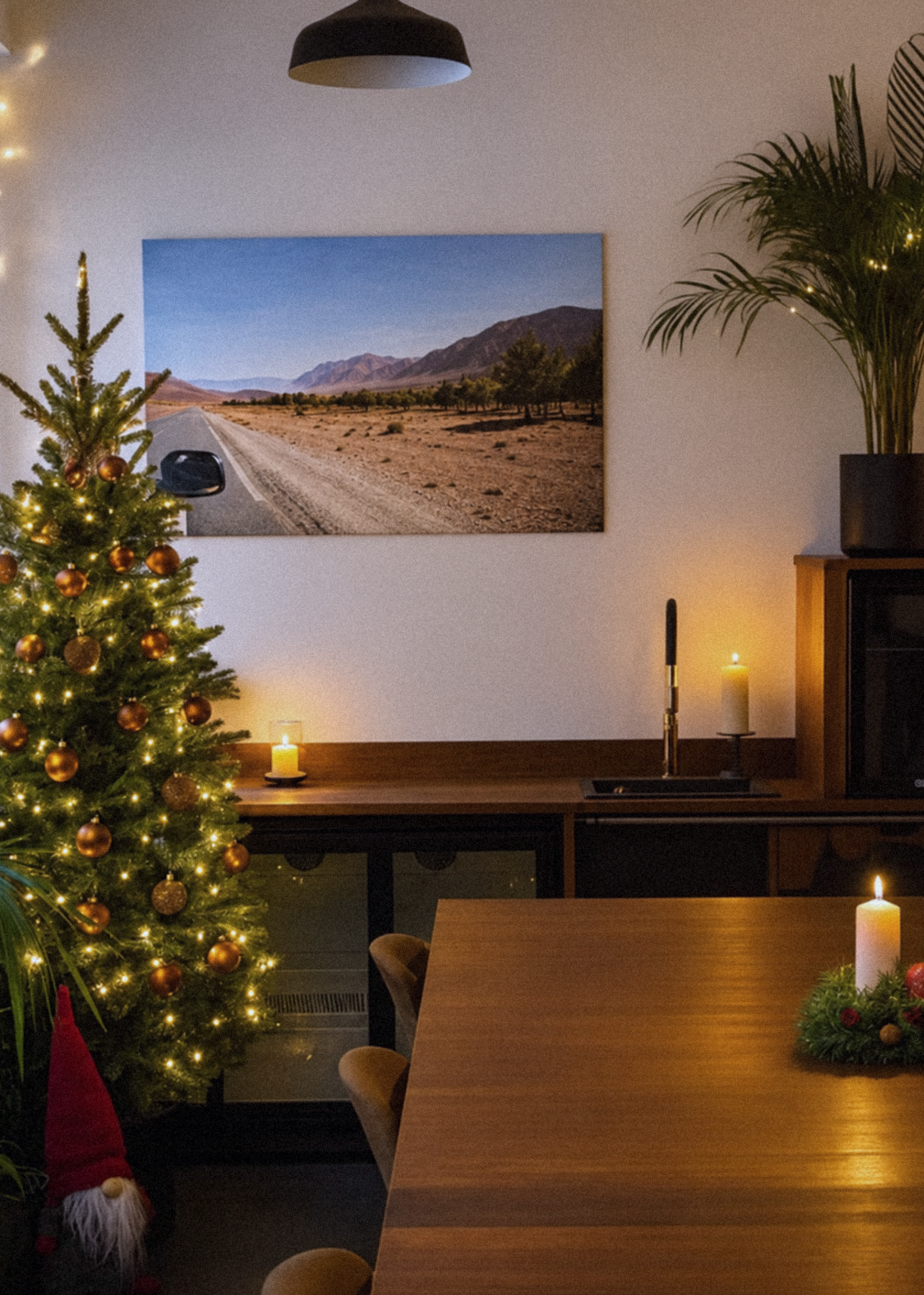 Weihnachtlich geschmückte Küchenzeile mit Baum